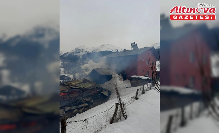 Artvin'de çıkan yangında ev ile ahır ve ambar yandı