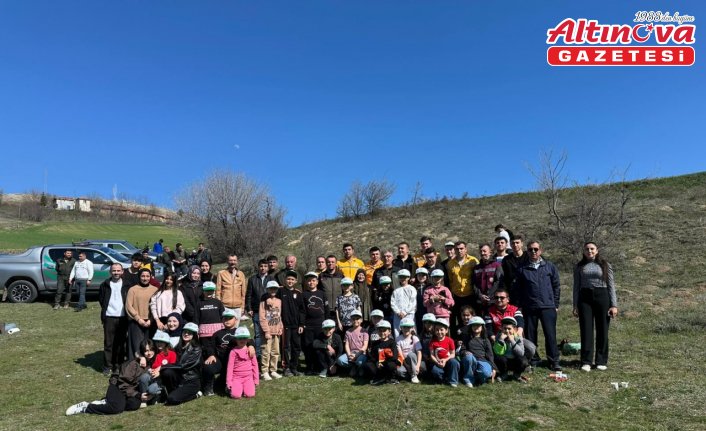 Bayat'ta 105 fidan toprakla buluşturuldu