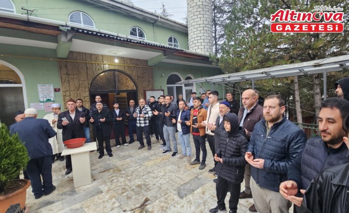 Çorum'da cami bahçesinde toplu bayramlaşma geleneği yaşatıldı