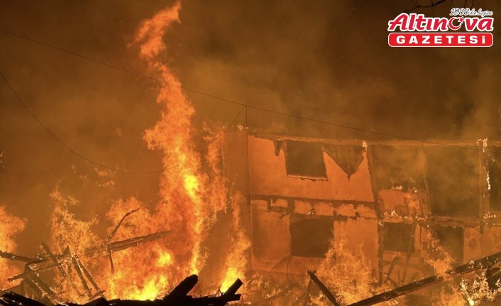 Karabük'te 2 katlı ahşap ev ve odunluk yandı