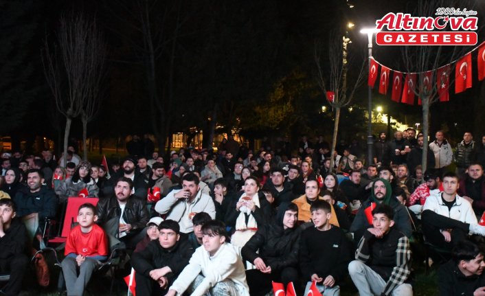 Kocaeli, Bolu, Düzce ve Sakarya'da Kosova-Türkiye maçı kurulan dev ekranlardan izlendi