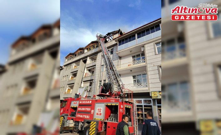 Niksar'da yangın çıkan binanın çatı katı zarar gördü