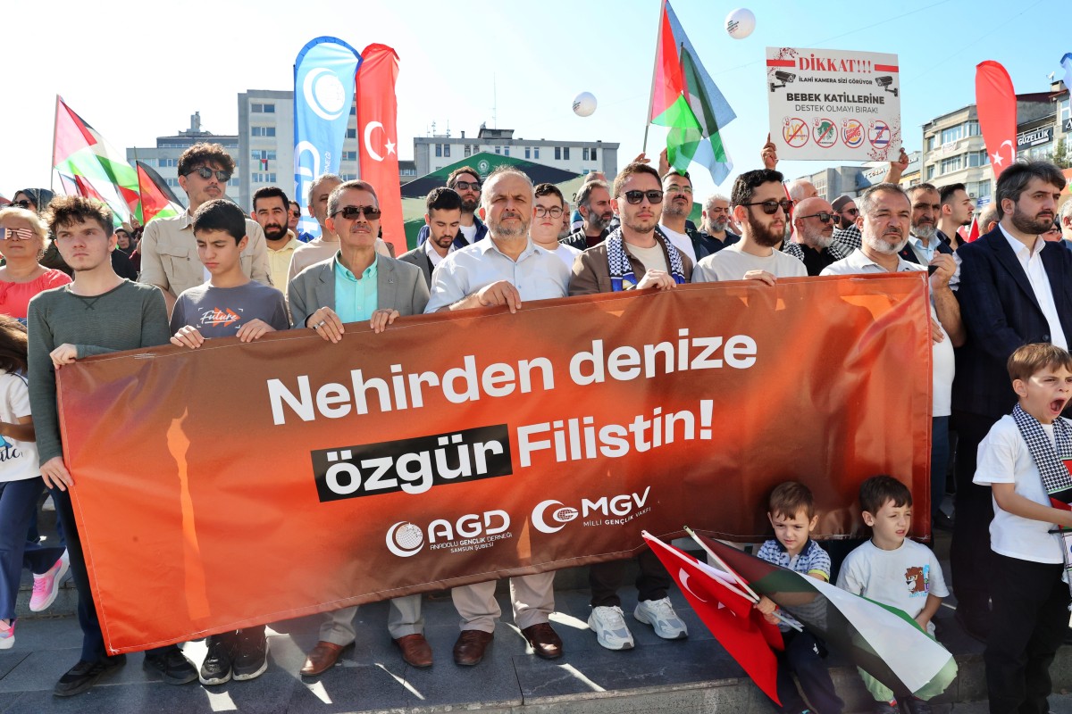 Samsun'da İsrail'e Tepki: Gazze'deki Soykırım Cumhuriyet Meydanı'nda Protesto Edildi