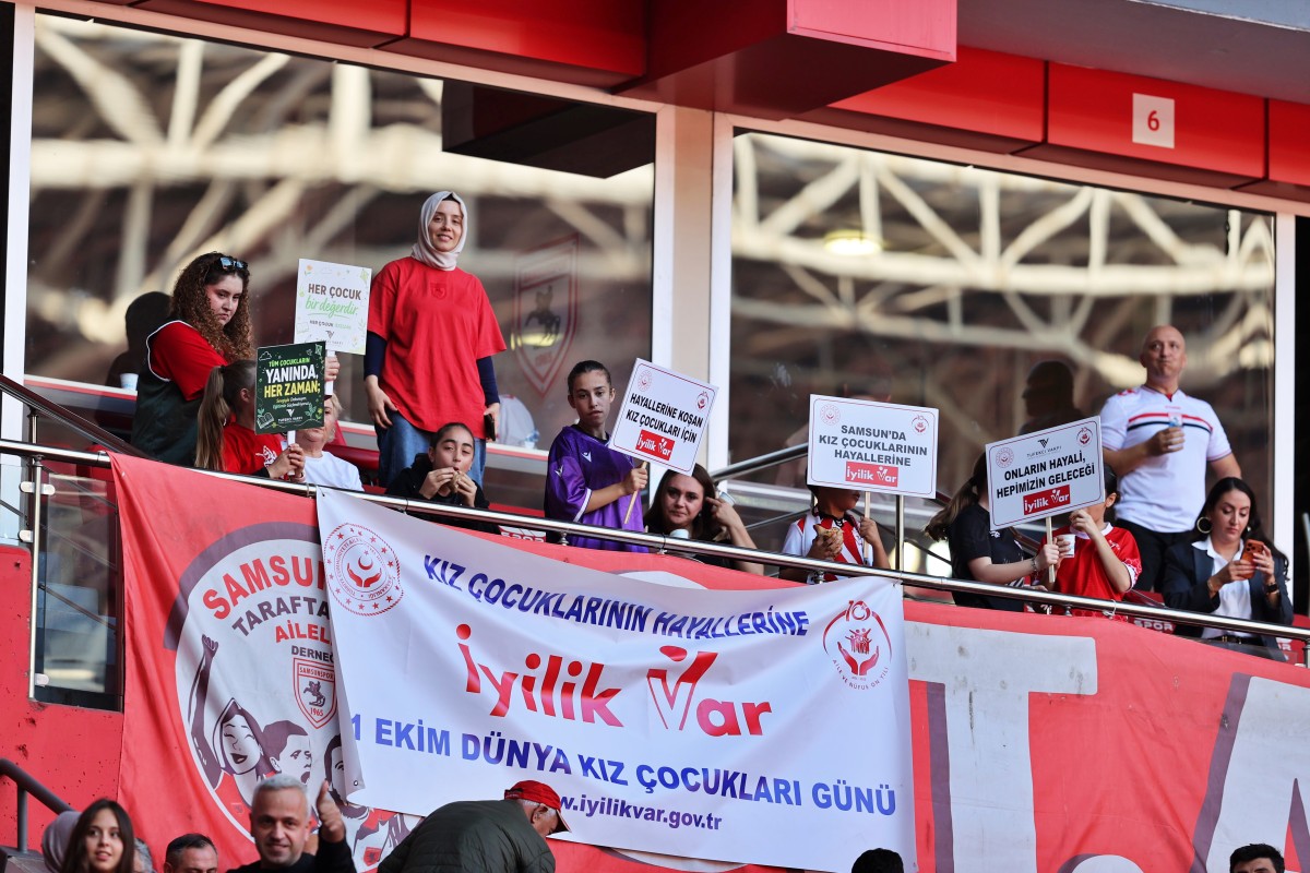 Samsun'da Kız Sporcular Derbi Heyecanını Locadan Yaşadı!