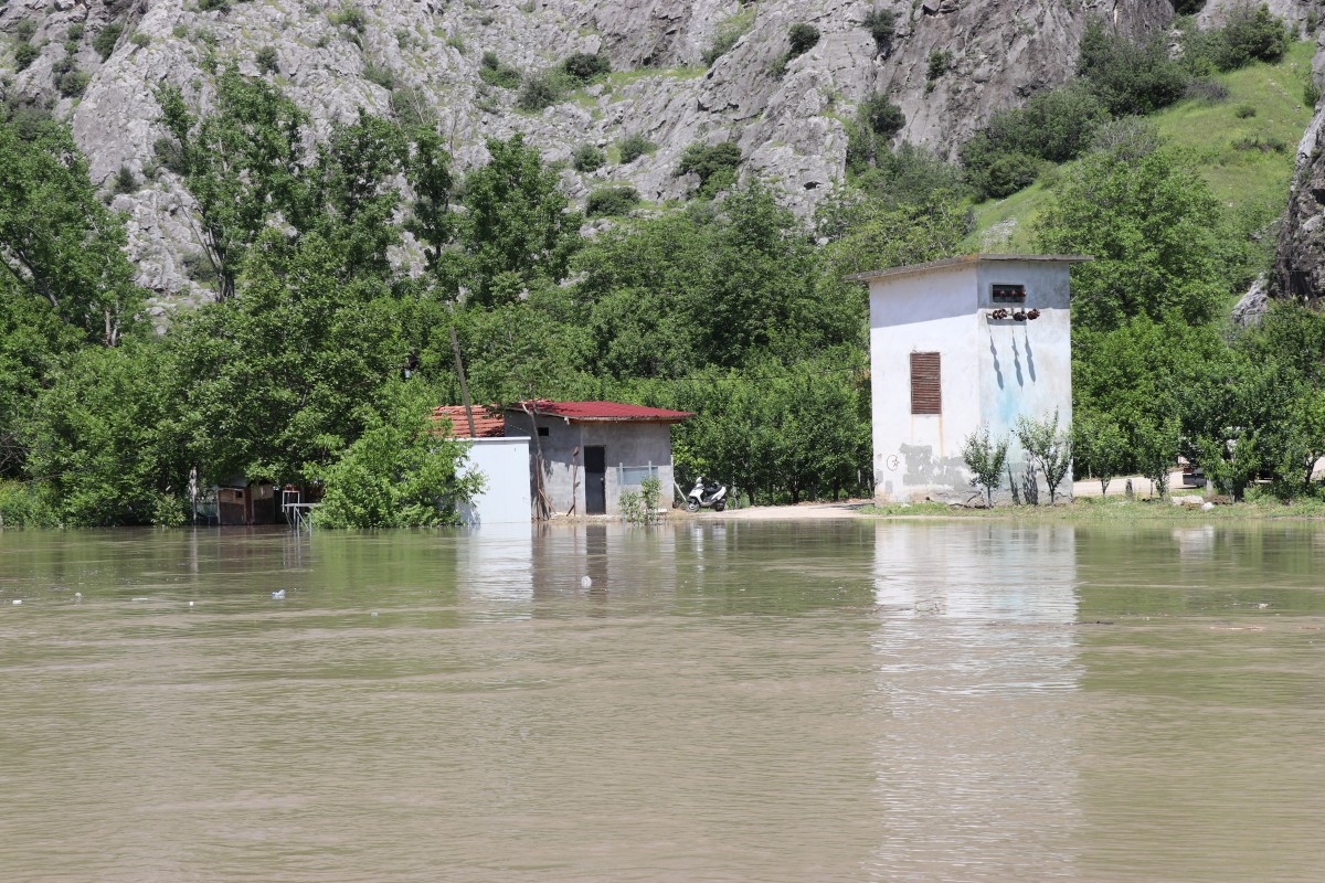 Amasya'da Yeşilırmak'ın taşması sonucu evleri ve tarım alanlarını su bastı