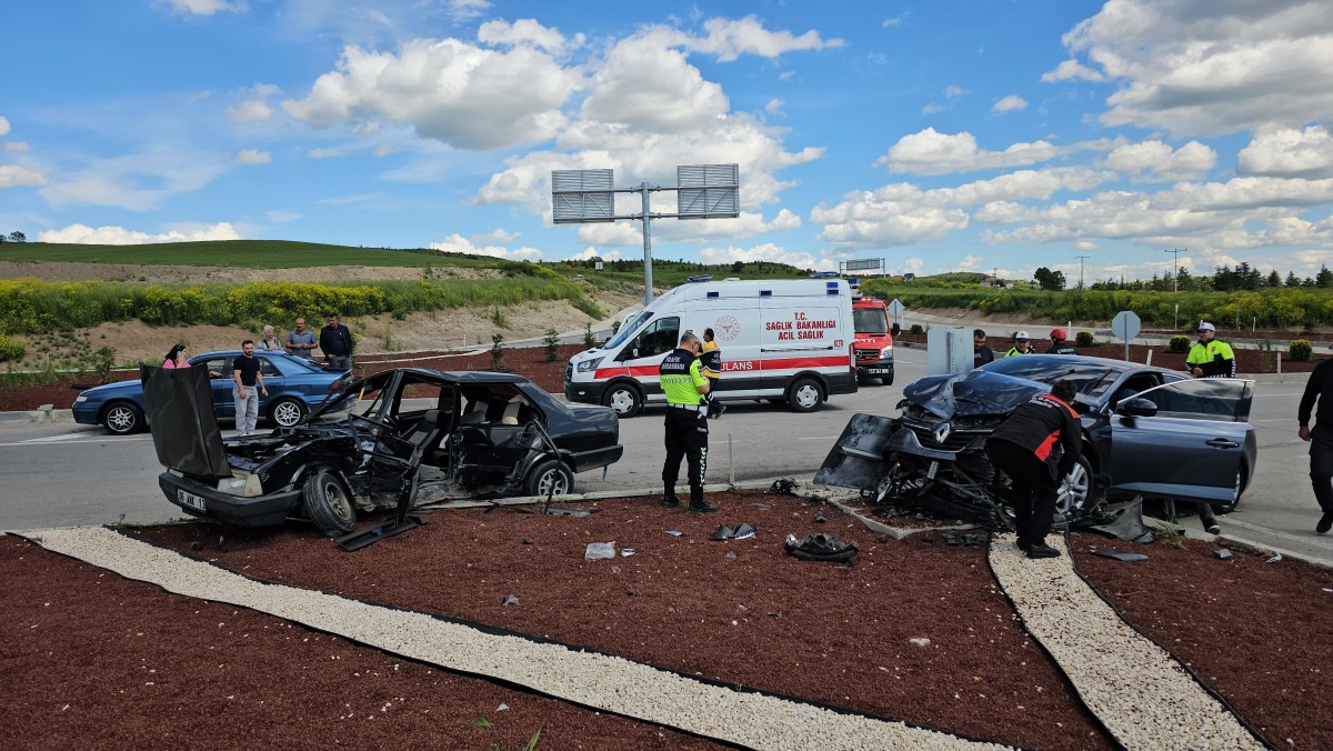 Çorum'da Hamamözü Kaymakamı kullandığı otomobille kaza yaptı, 5 kişi yaralandı