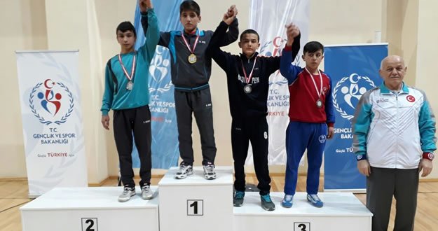 19 MAYISLI GÜREŞÇİLER MADALYALARI TOPLADI