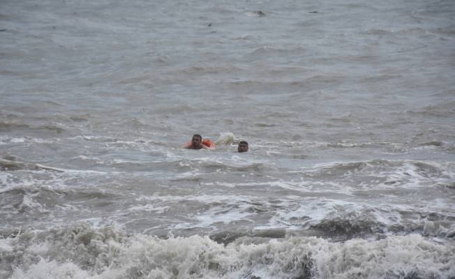 Boğulma tehlikesi geçiren 2 kişi kurtarıldı