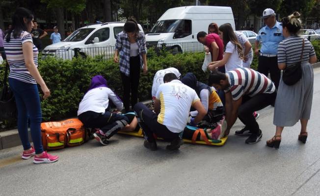 Çorum'da otomobilin çarptığı 2 genç kız yaralandı