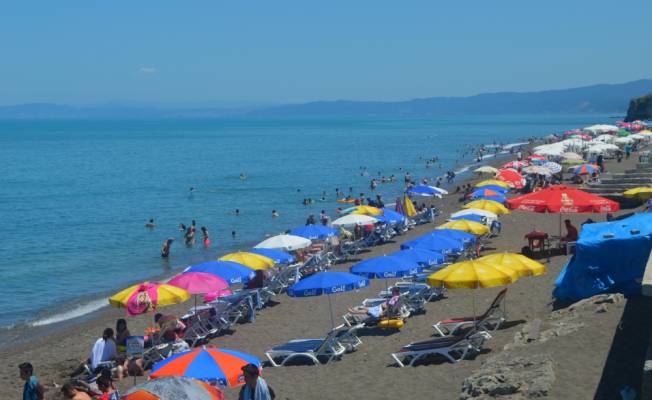 Düzce'de vatandaşlar sahillere ve rafting tesislerine akın etti