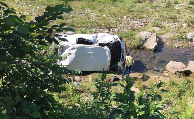 Rize'de minibüs devrildi: 1 ölü, 1 yaralı