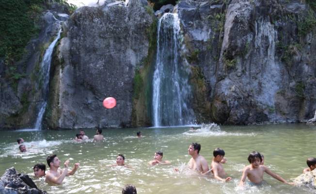 Sıcaktan bunalanlar şelalelere akın etti