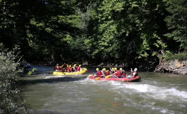 TÜGVA üyesi gençler Melen Çayı'nda rafting yaptı