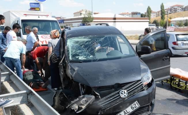 Lastiği patlayan hafif ticari araç kaza yaptı: 4 yaralı
