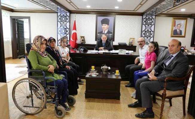 Vali Doğanay, engelli üç kız kardeşi kabul etti
