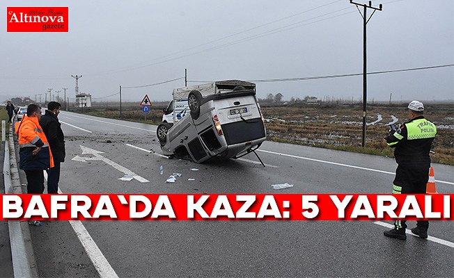 Bafra'da hafif ticari araç devrildi: 5 yaralı