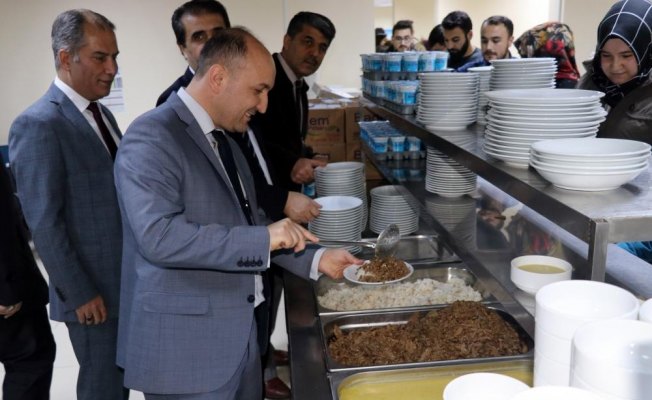 Ders çalışan öğrencilere döner ve ayran ikramı