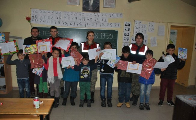 Jandarmadan öğrencilere karne hediyesi