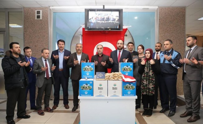 Mehmetçiğe Türk bayrağı ile fındık