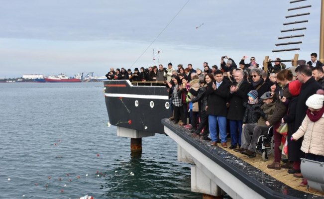 Mübadiller atalarını denize karanfil bırakarak andı