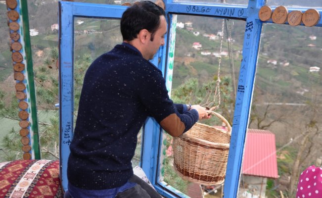 Ağaç evini turistlere açtı