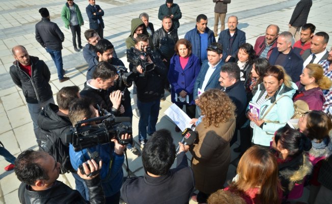 Çocuk istismarını kitap okuyarak protesto ettiler