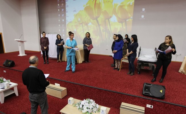 Doktor yazdı sağlık çalışanları oynadı