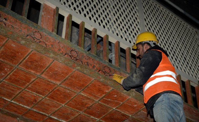 Kazınan yağlı boyanın altından kalem işlemesi çıktı