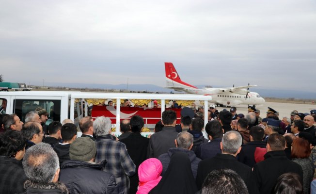 Şehit ağabeyini üniformasını giyerek asker selamıyla karşıladı