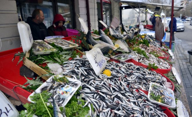 Tezgahlarda en ucuz balık hamsi