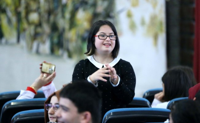 Tiyatronun diliyle engelleri aşmayı öğretiyor