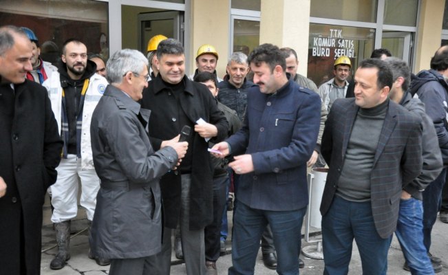 Verimli çalışan maden işçisine prim ve altın ödülü