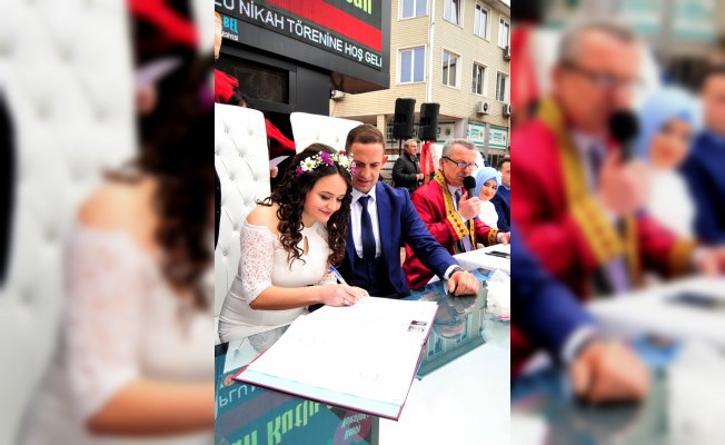 Zeytin Dalı Harekatı'nda görevli askere ilçe meydanında nikah sürprizi