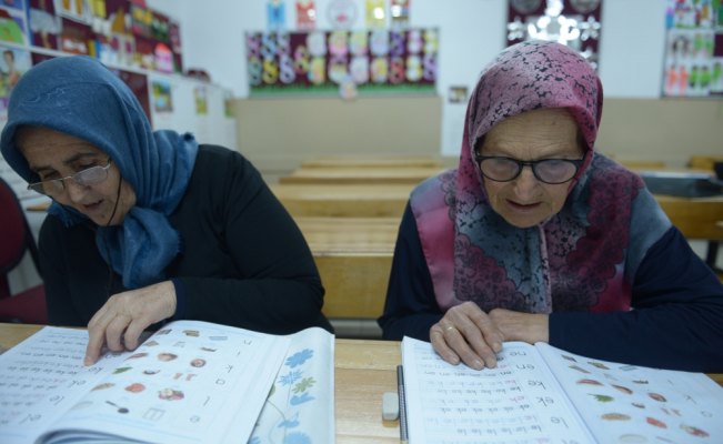 10 kızını okuttu şimdi kendisi okuma yazma öğreniyor
