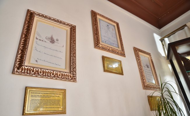 2. Abdülhamid'in dedesine verdiği beratları gururla saklıyor