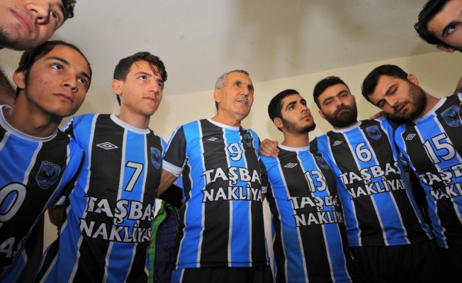 69 yaşındaki futbolcu yeni takımıyla ilk maçına çıktı