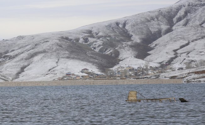 Barajın su seviyesi düştü, mezarlar ortaya çıktı