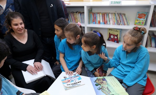 Görme engelli üniversite öğrencisinden köy okuluna kütüphane