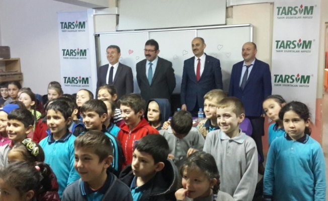 Güce'de TARSİM'den öğrencilere kıyafet yardımı