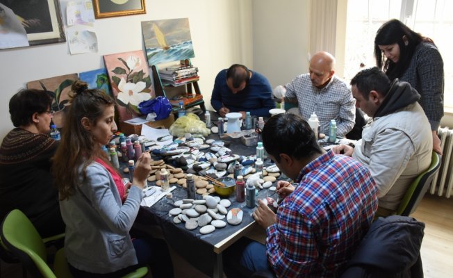 Hekimleri, taşlara karikatürize ettiler