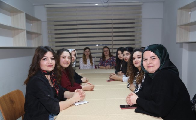 İşaret dilini öğrenip Mehmetçik için klip çektiler