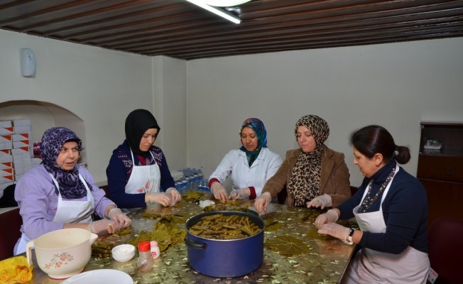Kadınlar Günü'nde askerler için yiyecek yaptılar