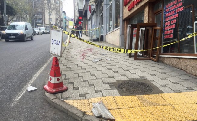 Kafasına mermer düşen kişi hayatını kaybetti