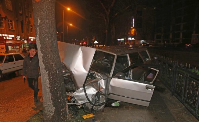 Kastamonu'da otomobil ağaca çarptı: 3 yaralı