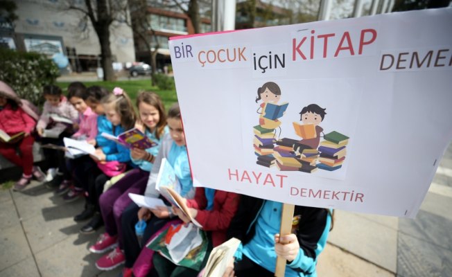 Kitap sevgisi sokağa taştı