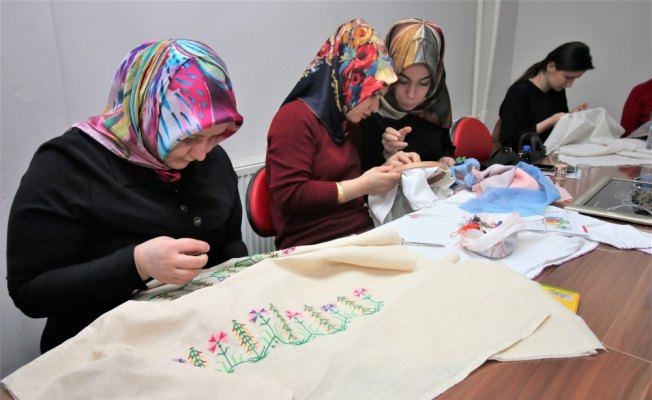 Kursta ürettikleriyle aile bütçesine katkı sağlıyorlar