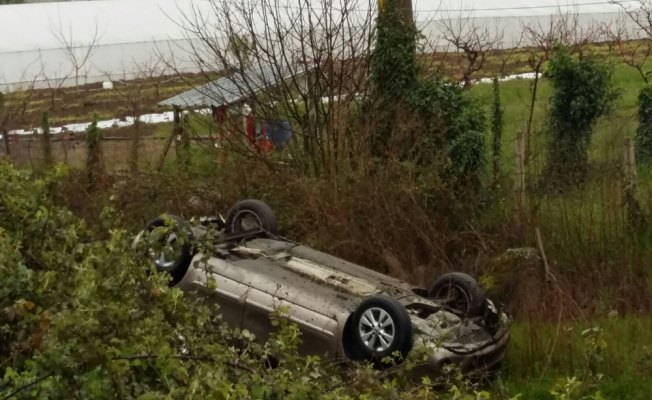 Otomobil su kanalına devrildi: 1 yaralı