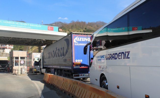 Sarp Sınır Kapısı'ndaki tır geçişleri