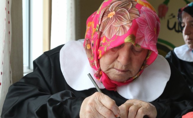 Siyah önlük beyaz yakalıkla okuma yazma kursuna geliyorlar