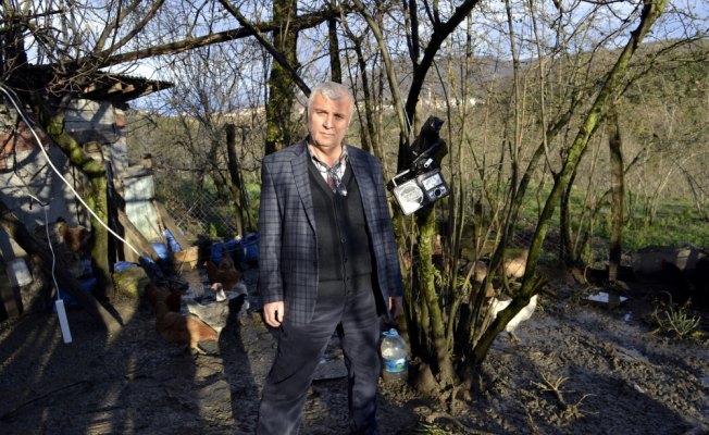 Tavuklarının güvenliğini müzikle sağlıyor